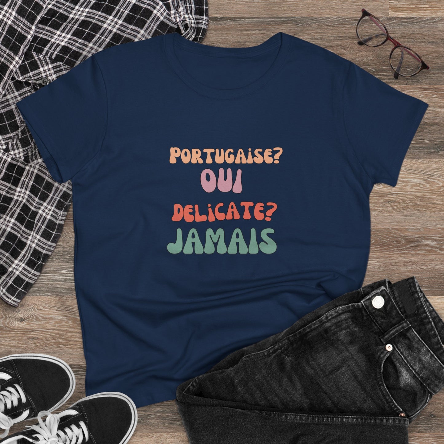 Portugaise? Oui. Délicate? Jamais. - T-shirt Mulher