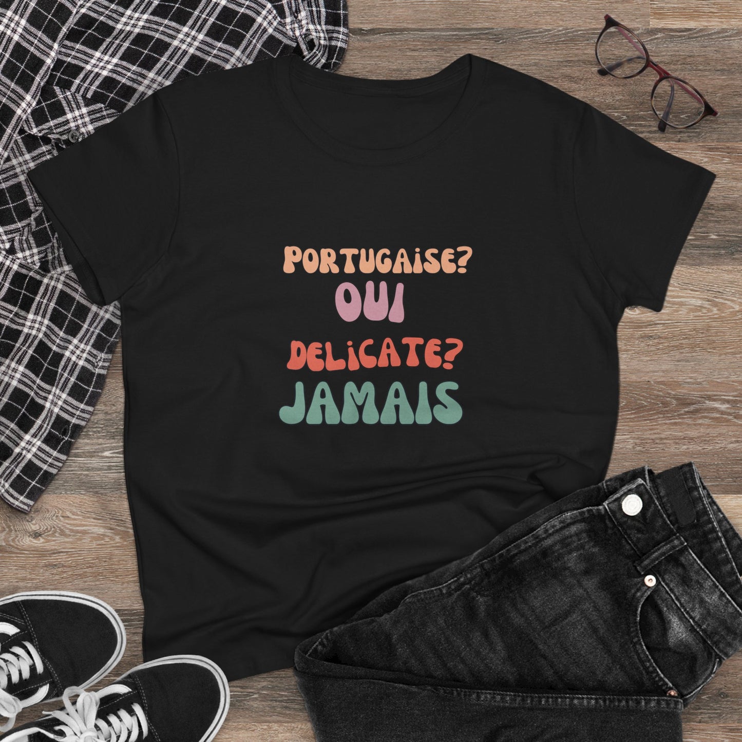 Portugaise? Oui. Délicate? Jamais. - T-shirt Mulher