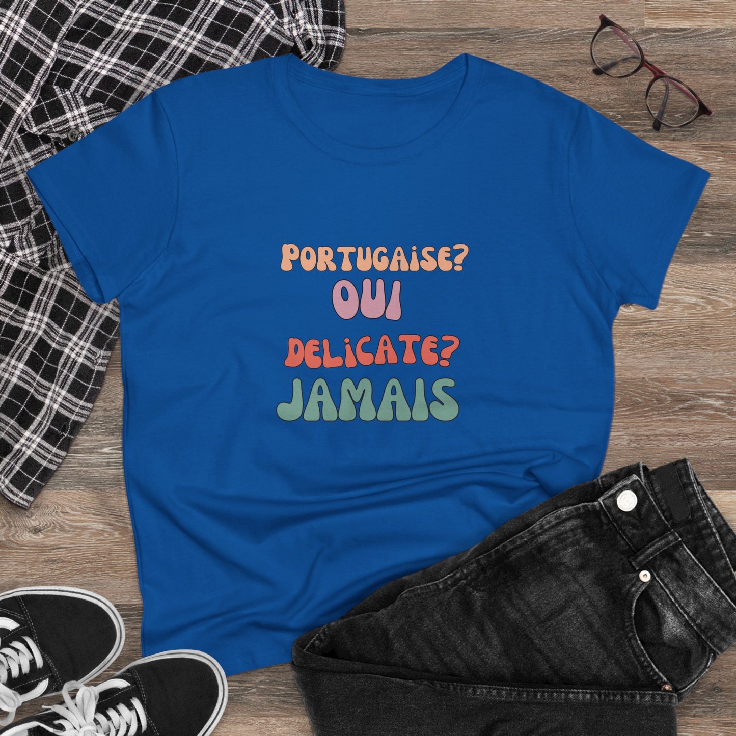 Portugaise? Oui. Délicate? Jamais. - T-shirt Mulher