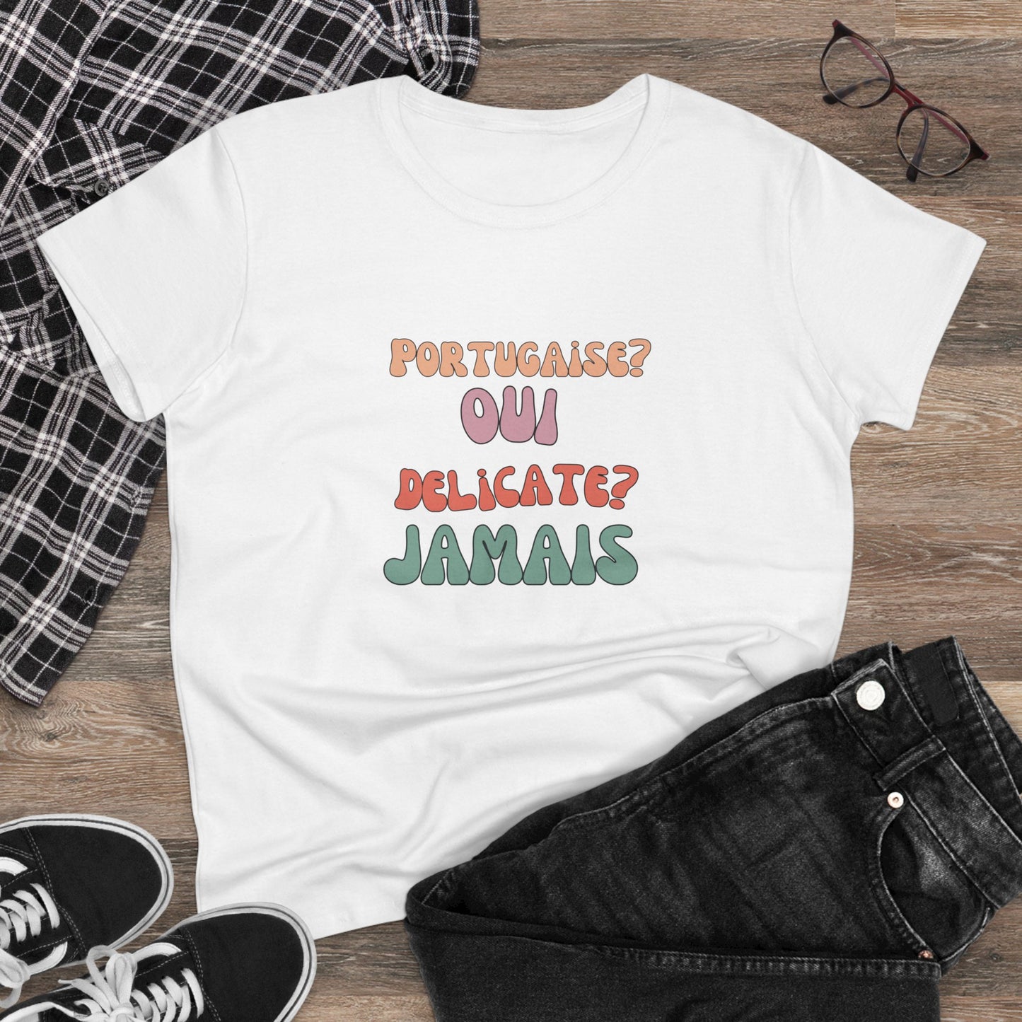 Portugaise? Oui. Délicate? Jamais. - T-shirt Mulher