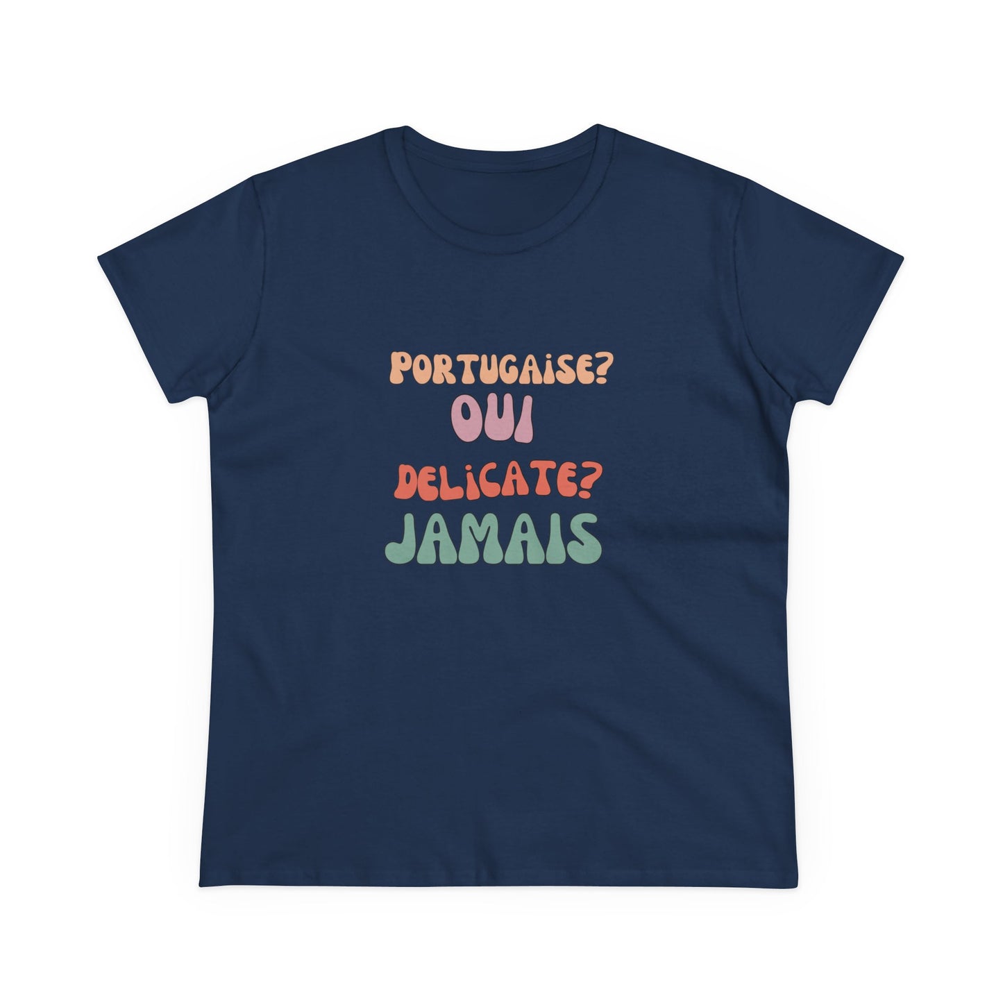 Portugaise? Oui. Délicate? Jamais. - T-shirt Mulher