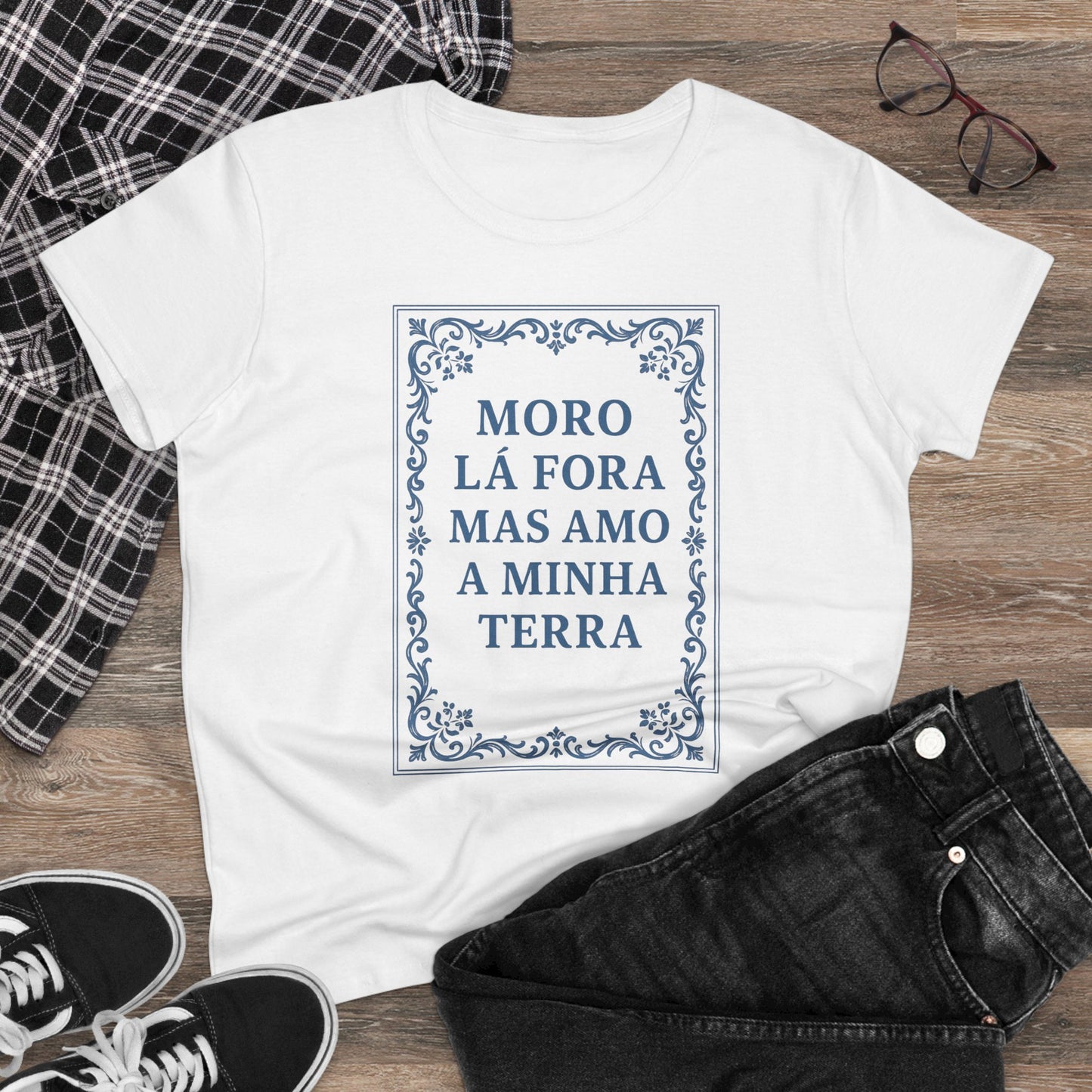 Moro lá fora mas amo a minha terra - T-shirt Mulher