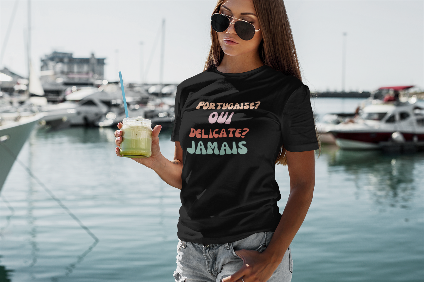 Portugaise? Oui. Délicate? Jamais. - T-shirt Mulher